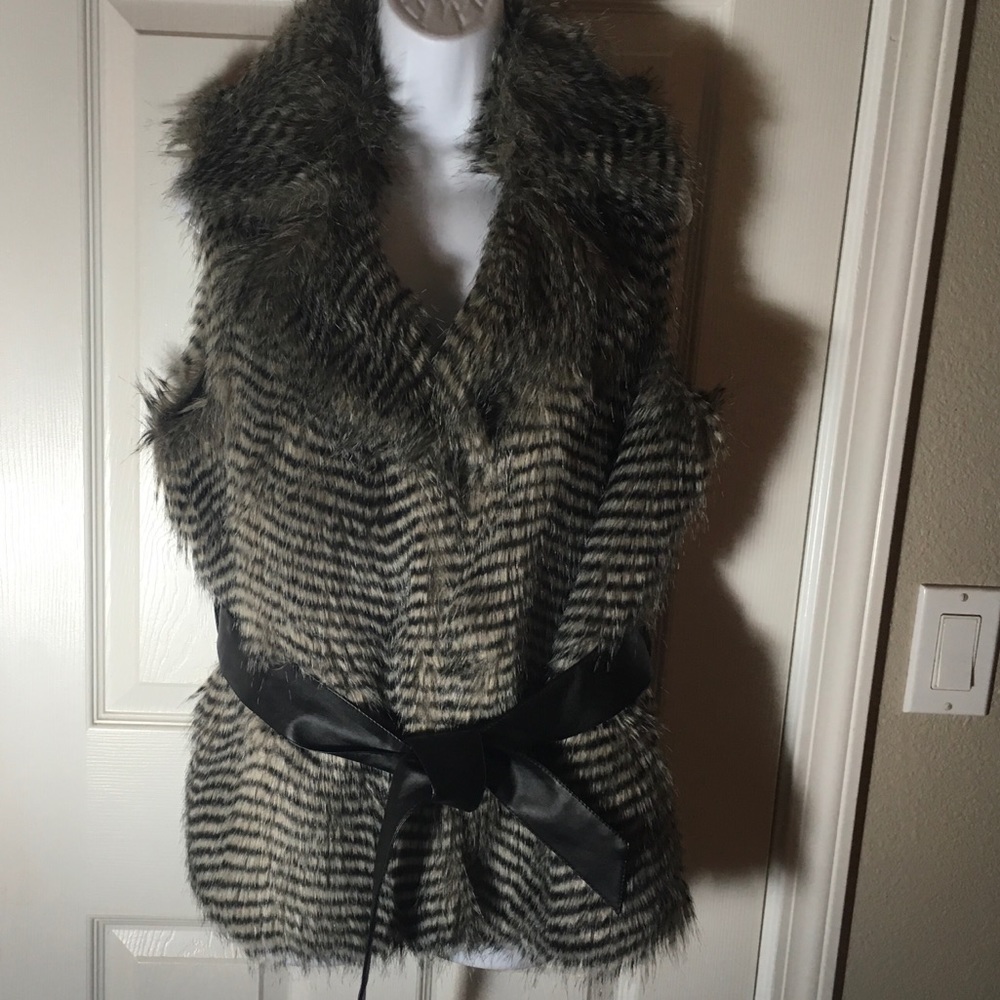 Regent Faux Fur Vest. ⭐️⭐️